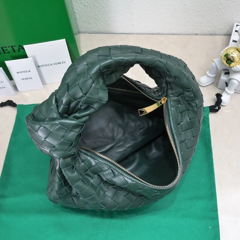 Batch 1460 BV Bottega Veneta 2022 Early Spring New Ladies Medium JODIE Handbag BV Bag 🔥The new method is to round the corners on the original basis and knot the round hobo bag with classic woven leather. The most iconic triangular pull-out design, using sheepskin draped soft shape, is super suitable for concave shapes~ Jodie feels really gentle to people, and is definitely the best item for daily matching. It has the same weave, new elements and twists, and is versatile. It is the new favorite of street style Internet celebrities! Size: 36*21*13 Model: 6697
